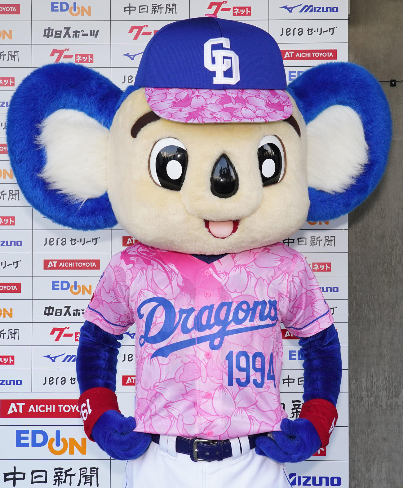 2024昇竜ユニホーム第1弾となる桜をイメージしたユニホームを着用しポーズを決めるドアラ（撮影・森本幸一）