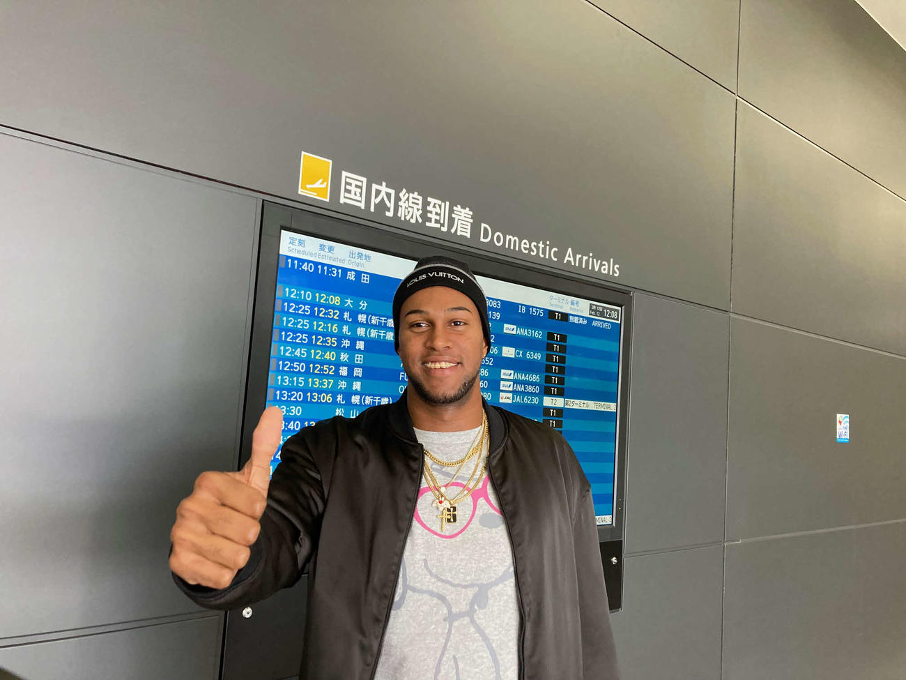 到着ゲートで今季へ向け自信のサムズアップを見せる中日マルティネス（撮影・伊東大介）
