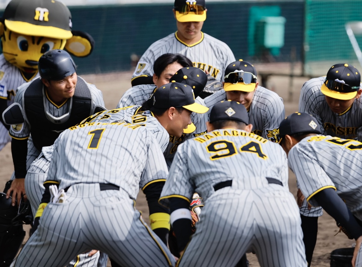 阪神春季キャンプ紅白戦　試合前の円陣で声出しする山田（中央）