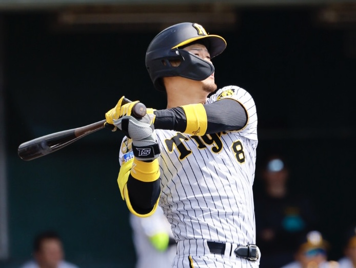 阪神春季キャンプ紅白戦　1回裏白組無死、佐藤輝明は右越えに本塁打を放つ（撮影・藤尾明華）