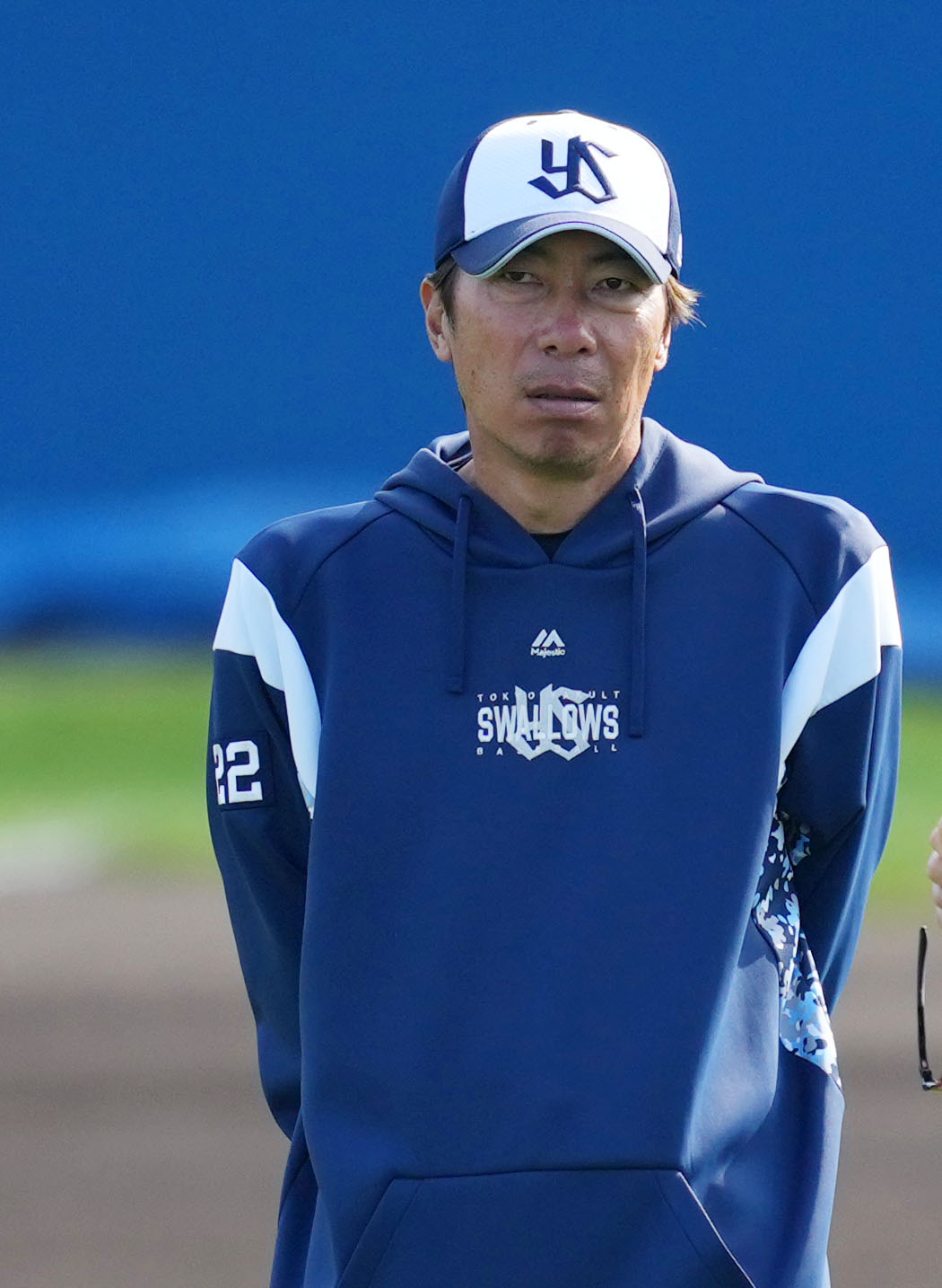 練習を見つめるヤクルト高津監督（撮影・横山健太）