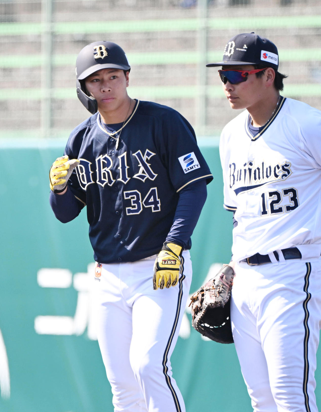 5回表紅組2死、代打横山聖（左）は右前打を放つ（撮影・和賀正仁）