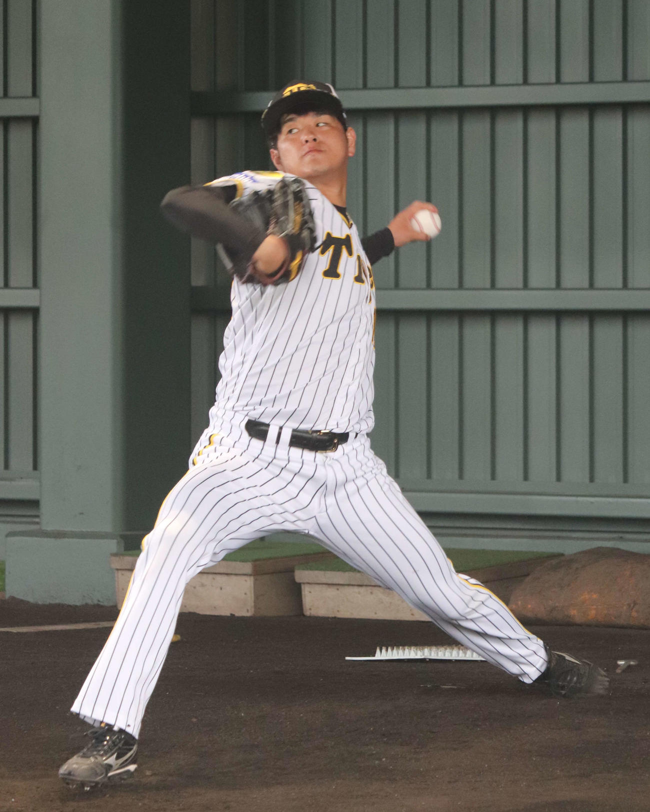 完全復帰に向け捕手を座らせて2度目のブルペンに入った阪神高橋遥人
