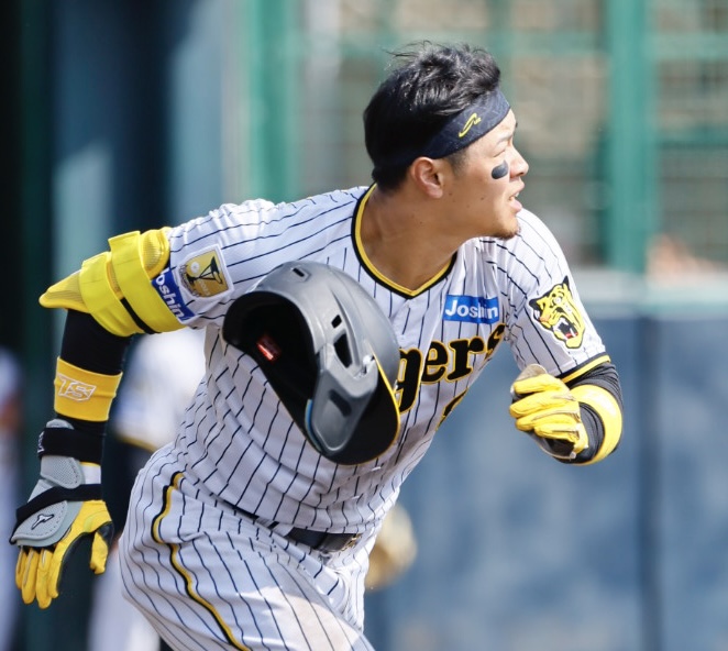 阪神春季キャンプ紅白戦　3回裏白組無死、佐藤輝はヘルメットを飛ばし、中前打を放つ（撮影・藤尾明華）