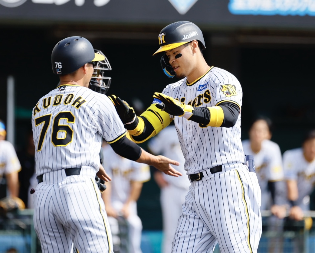 阪神春季キャンプ紅白戦　1回裏白組無死、右越えに本塁打を放ち生還する佐藤輝（撮影・藤尾明華）