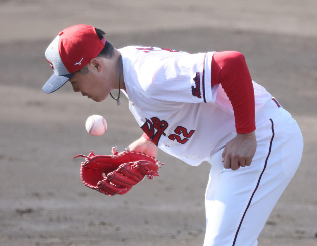 シート打撃に登板した広島ドラフト2位の高は打球をグラブではじきかけるも、半回転してキャッチ（撮影・加藤孝規）