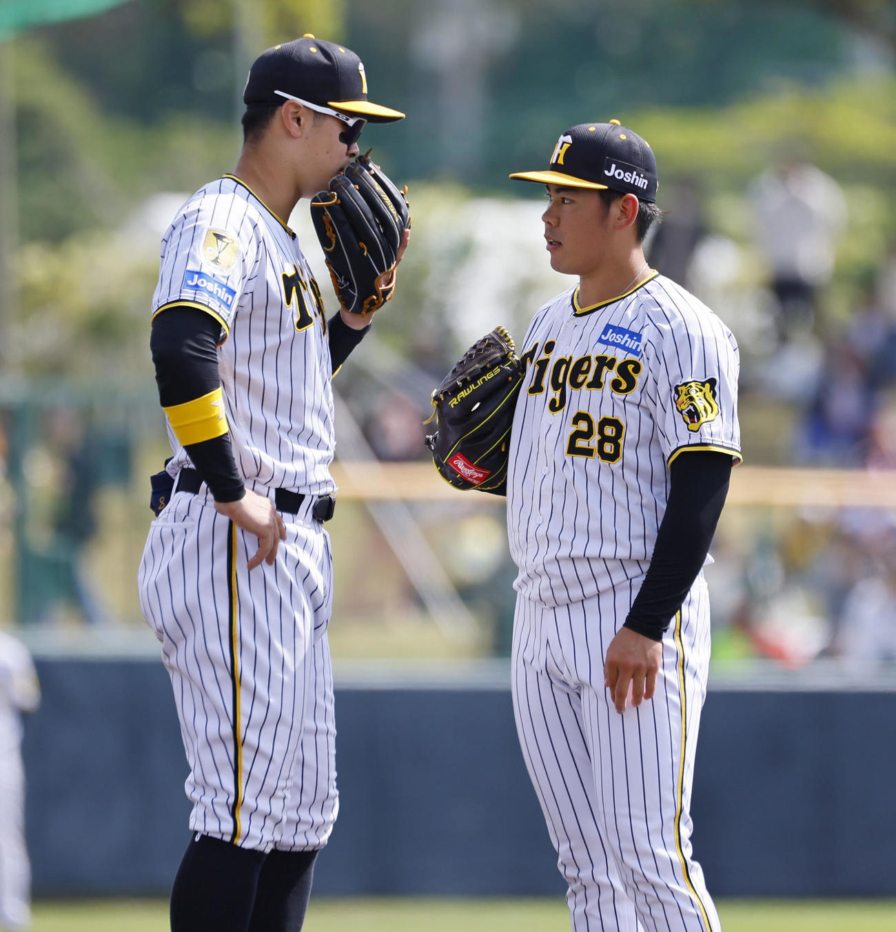 紅白戦　2回、マウンドで佐藤輝（左）に声をかけられる白組鈴木（撮影・藤尾明華