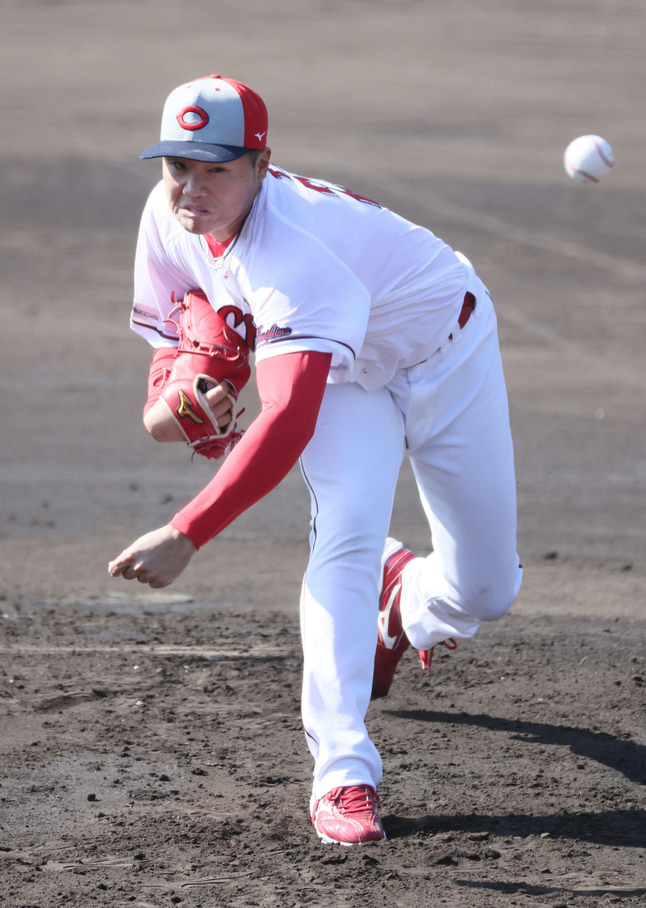シート打撃に登板した広島ドラフト2位の高（撮影・加藤孝規）