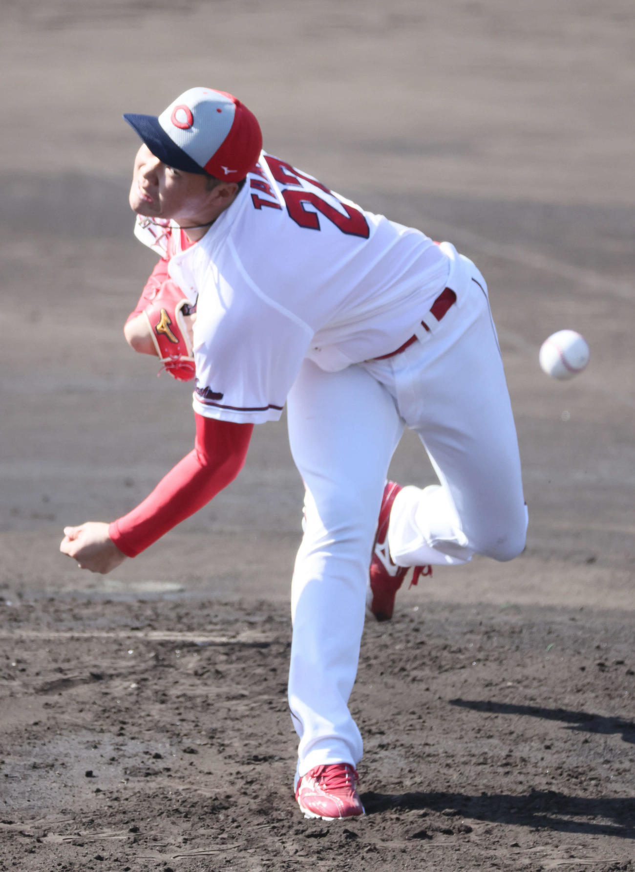 シート打撃に登板した広島ドラフト2位の高（撮影・加藤孝規）