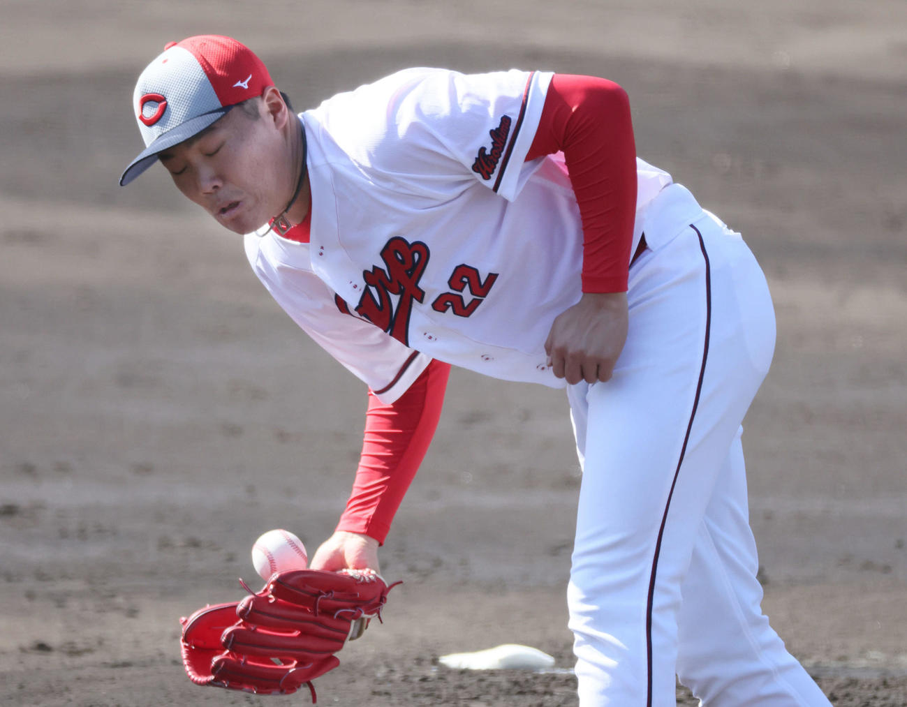シート打撃に登板した広島ドラフト2位の高は打球をグラブではじきかけるも、半回転してキャッチ（撮影・加藤孝規）