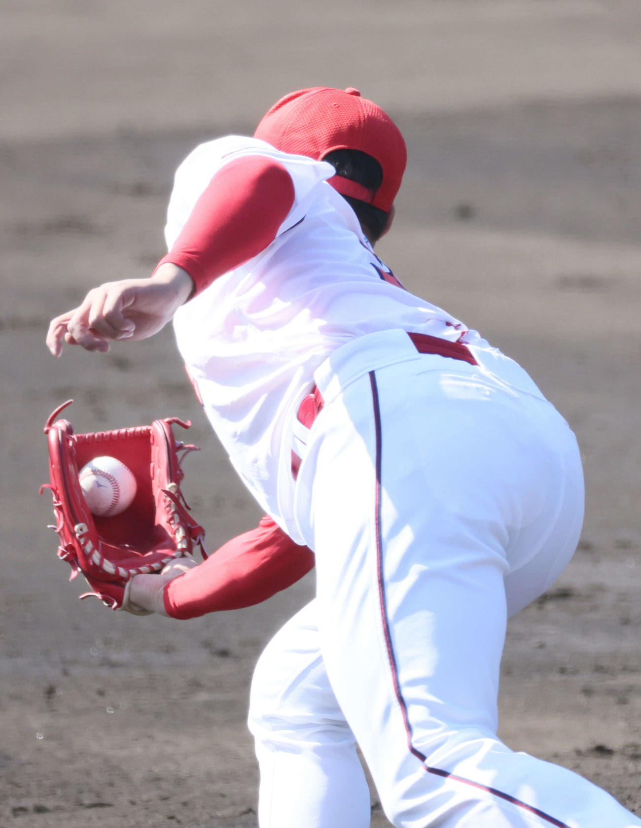 シート打撃に登板した広島ドラフト2位の高は打球をグラブではじきかけるも、半回転してキャッチ（撮影・加藤孝規）