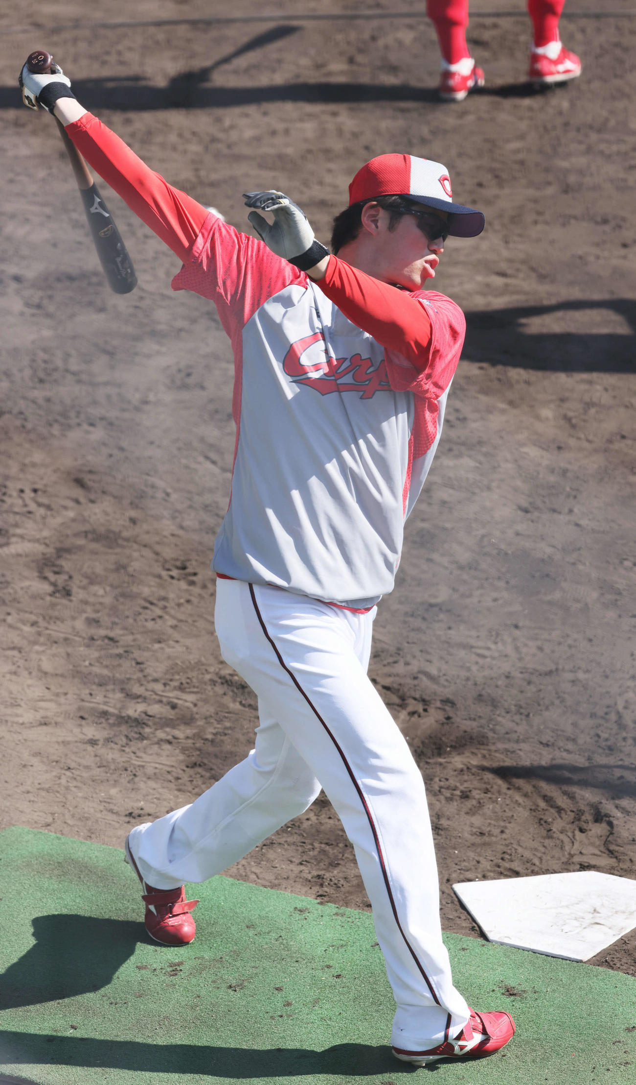 ロングティーをする広島宇草（撮影・加藤孝規）