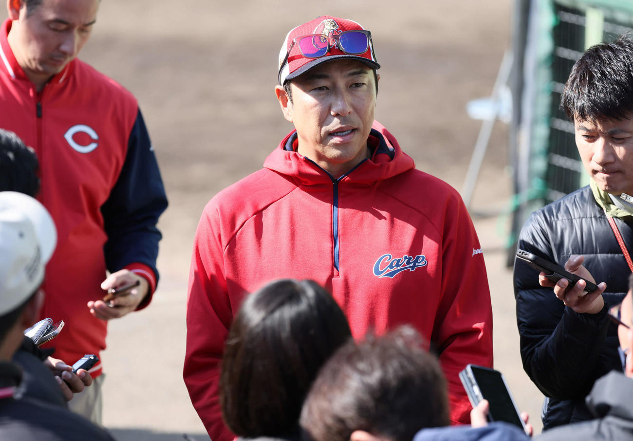 囲み取材に応じる広島黒田球団アドバイザー（撮影・加藤孝規）