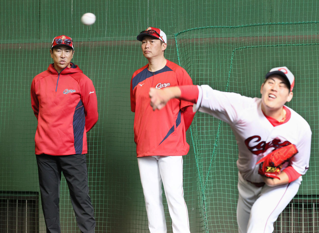 ブルペンで広島新井監督（中央）と話し合う黒田球団アドバイザー（左）。右は投球する九里（撮影・加藤孝規）