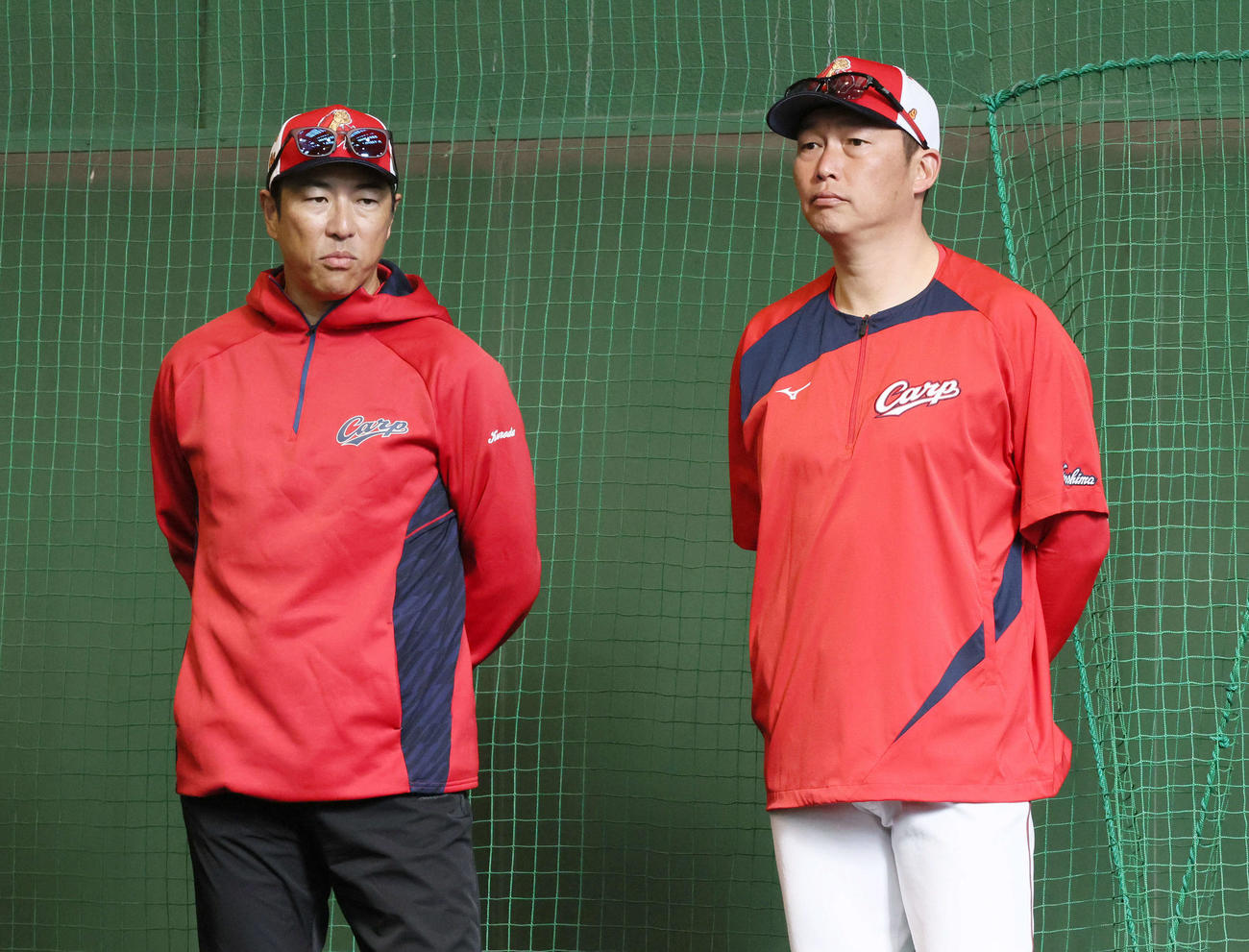 ブルペンで広島新井監督（右）と話し合う黒田球団アドバイザー（撮影・加藤孝規）