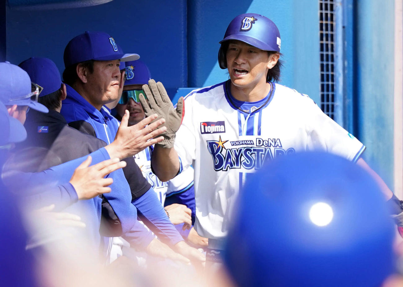 DeNA対中日　4回裏DeNA1死三塁、山本の適時打で生還した井上（撮影・たえ見朱実）