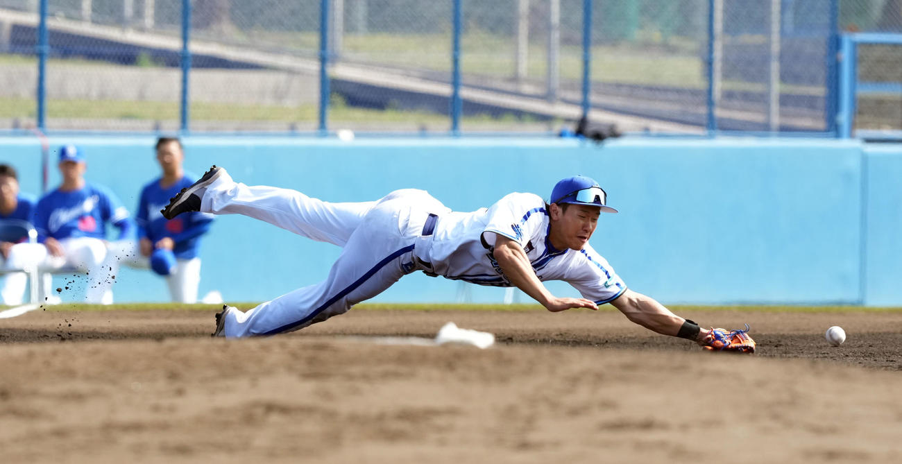 DeNA対中日　6回表中日無死一塁、福永裕基の打球に飛びつくも捕球出来ず左前打とされる井上（撮影・たえ見朱実）