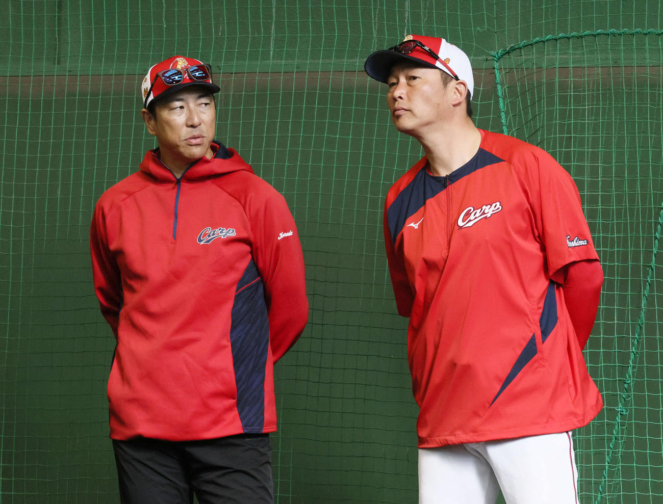 ブルペンで広島新井監督（右）と話し合う黒田球団アドバイザー（撮影・加藤孝規）