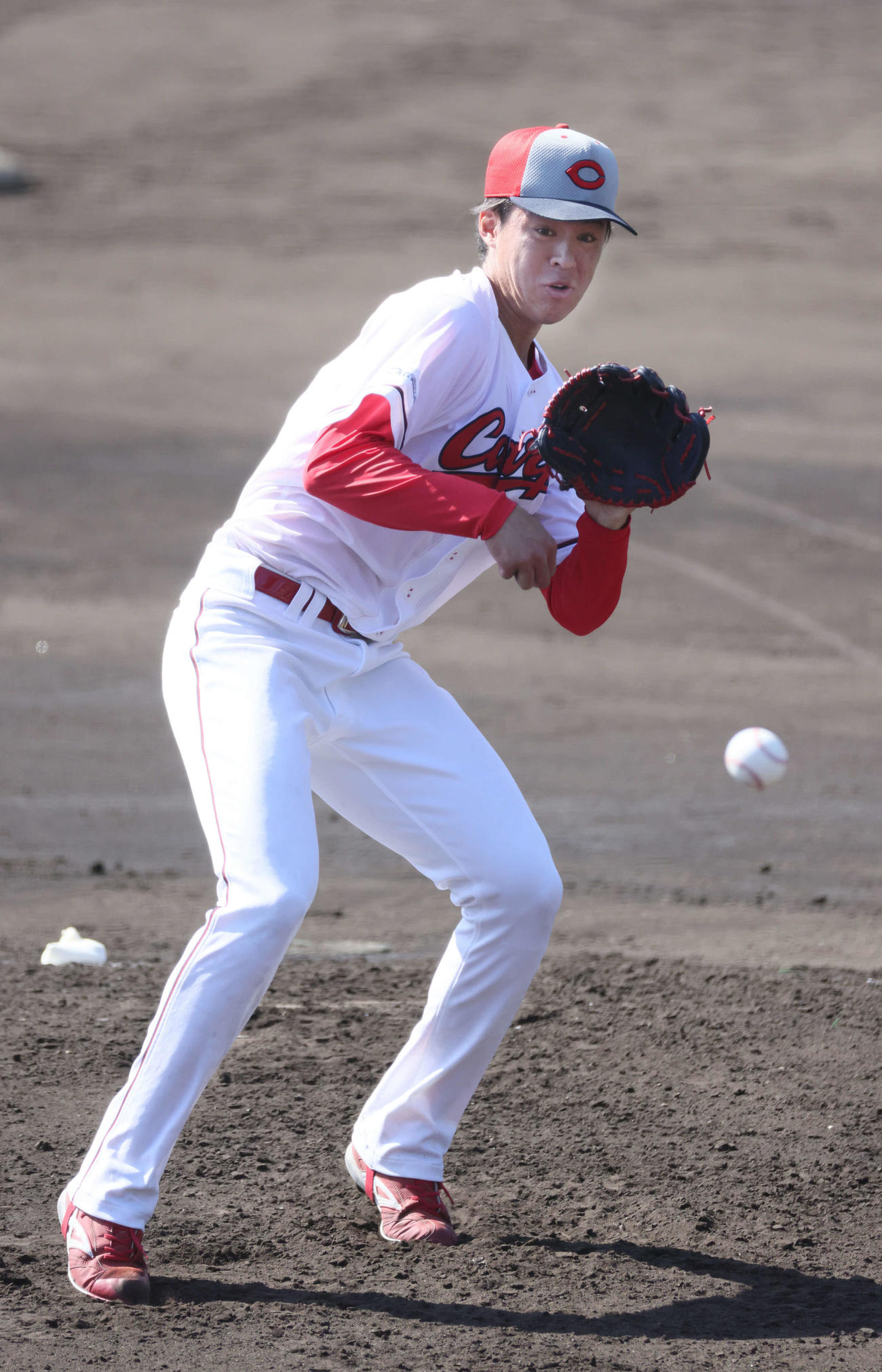 シート打撃に登板し、最後に宇草の打球を好捕する広島育成1位の杉田（撮影・加藤孝規）