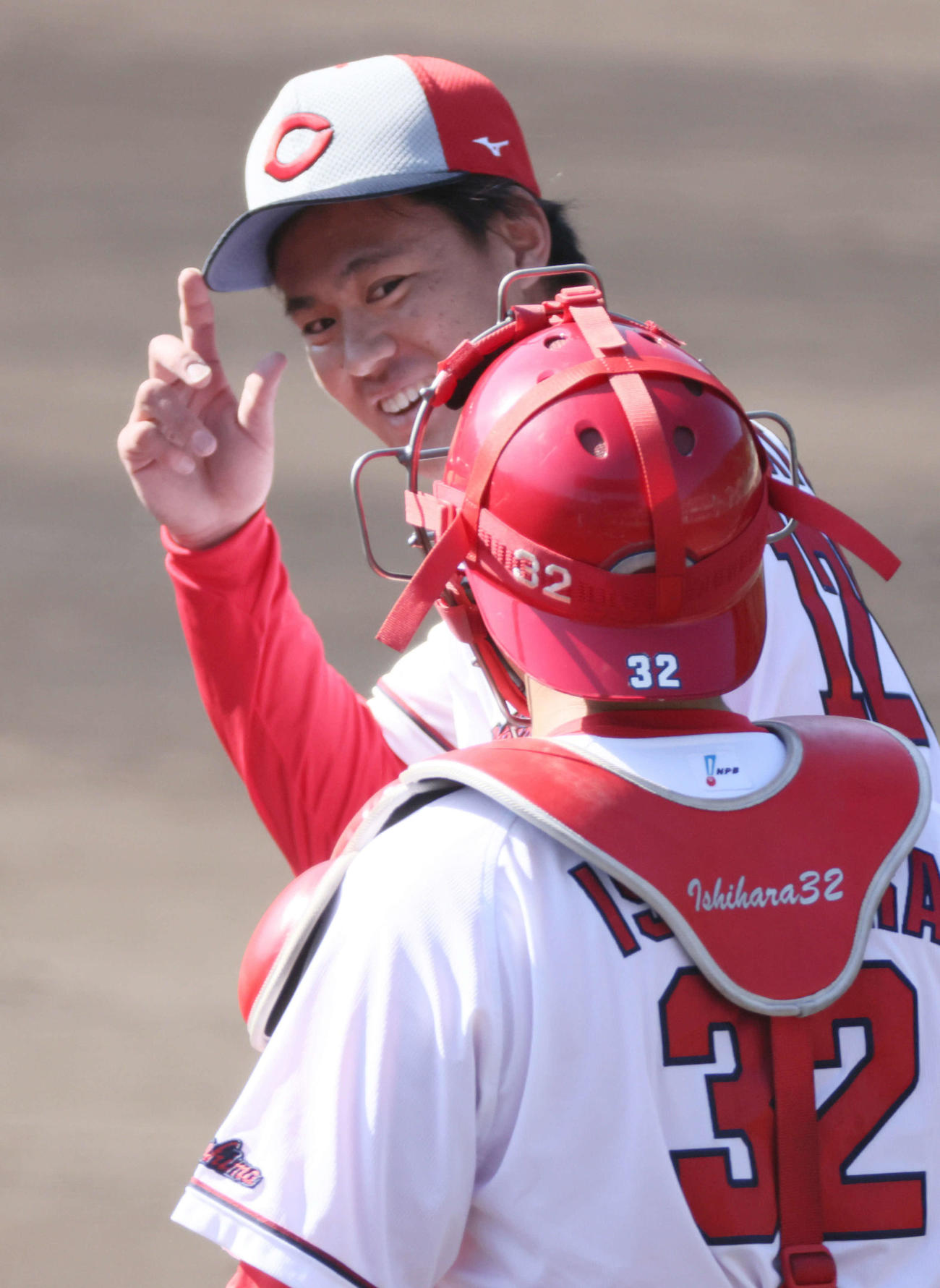 シート打撃に登板した広島育成1位の杉田。手前は石原（撮影・加藤孝規）