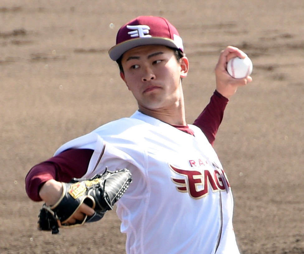初登板のシート打撃で力投する楽天古謝（撮影・山田愛斗）