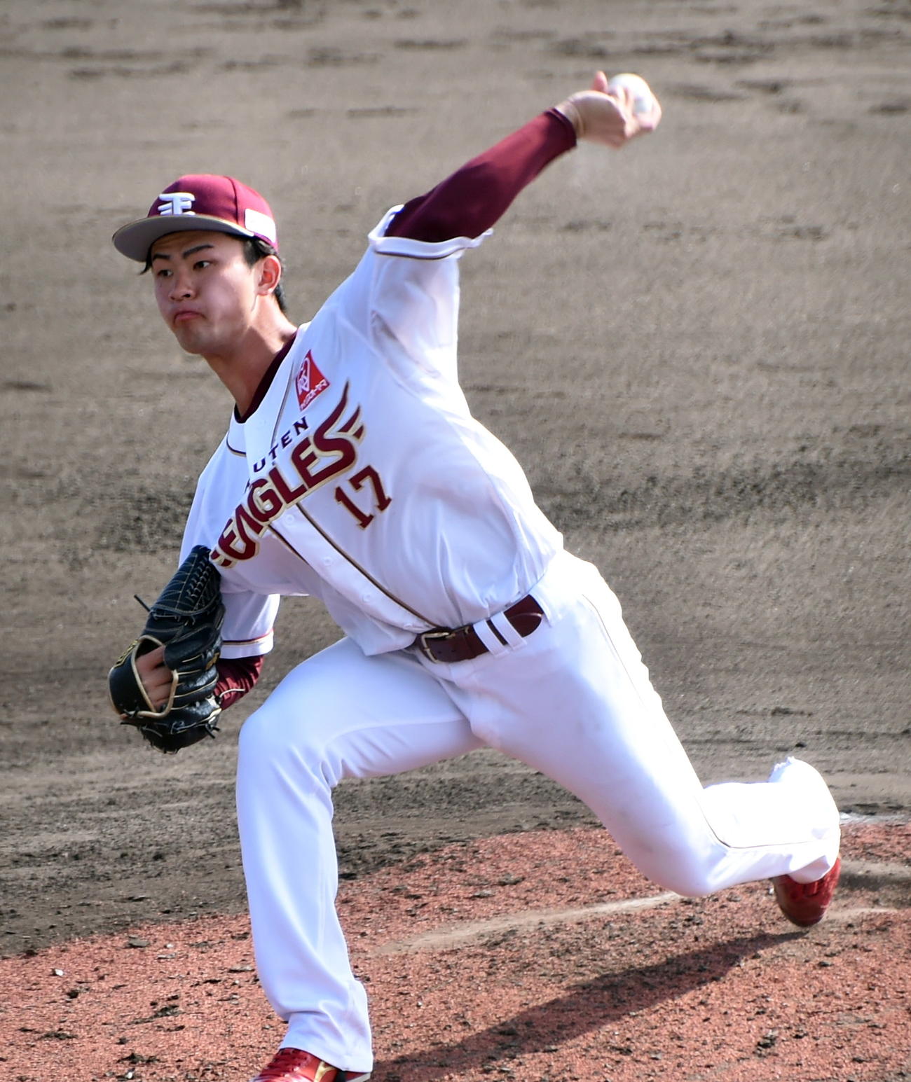 初登板のシート打撃で力投する楽天古謝（撮影・山田愛斗）