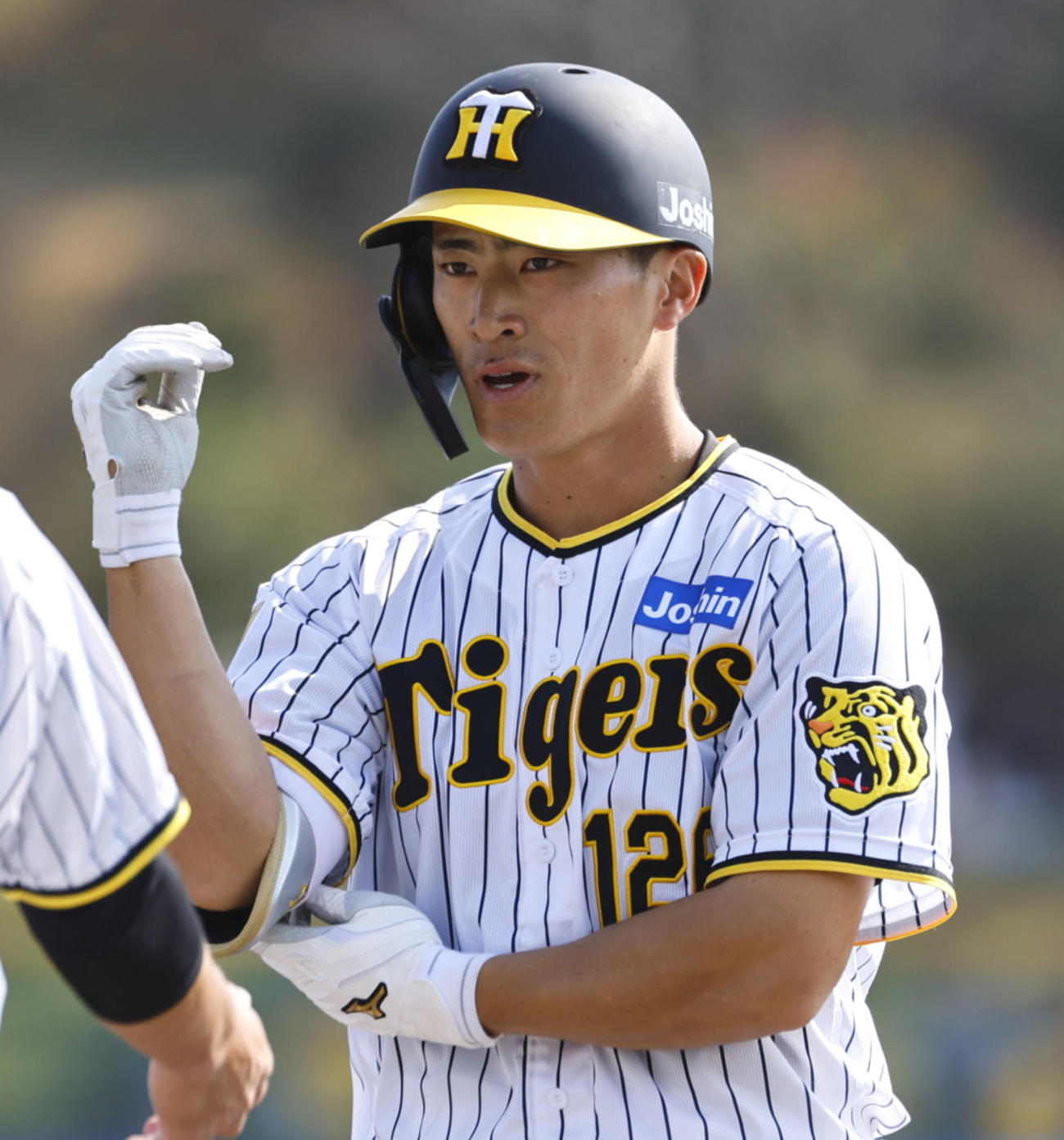 紅白戦　6回裏白組2死一、三塁、右前に適時打を放った福島（撮影・藤尾明華