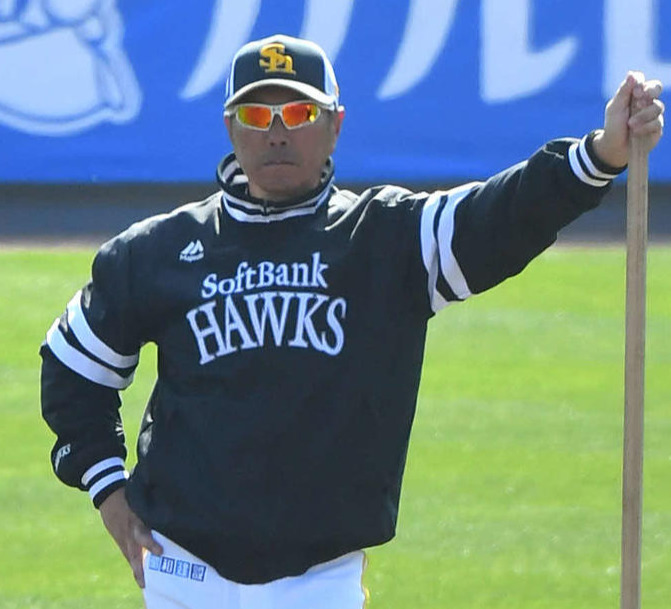 シート打撃を見つめるソフトバンク小久保監督（撮影・岩下翔太）