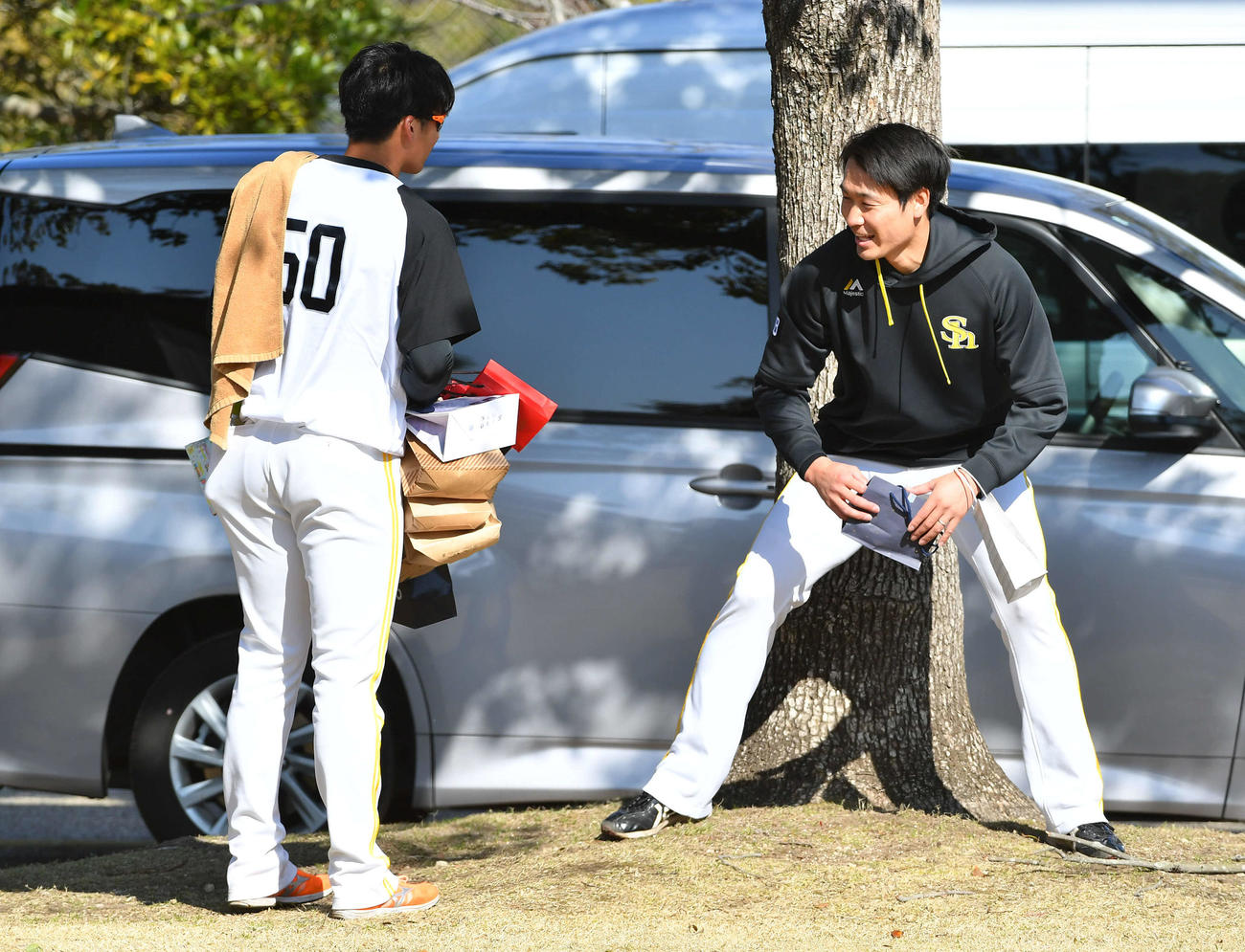 板東（左）が落としたプレゼントを拾うソフトバンク武田（撮影・岩下翔太）