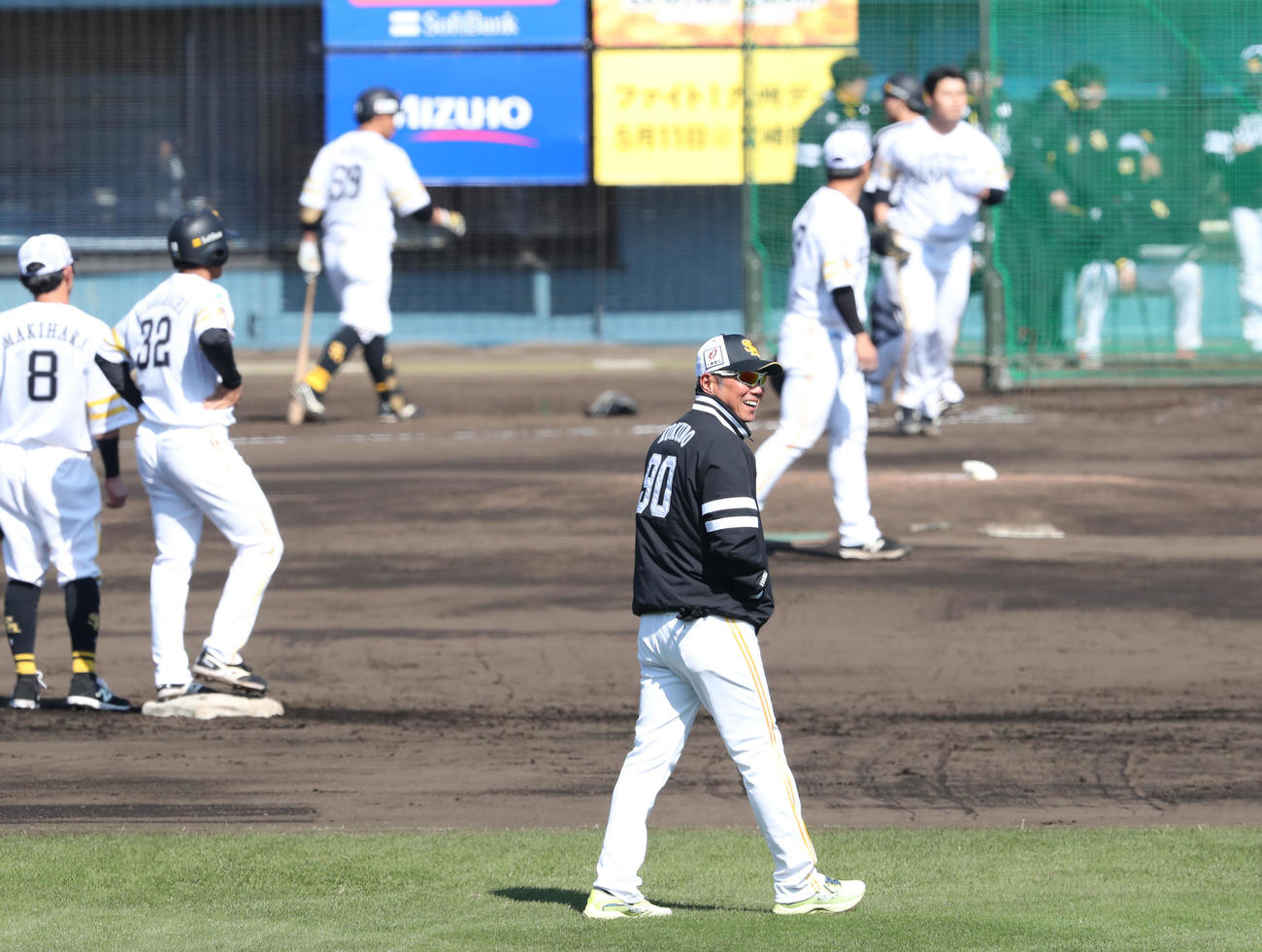 シート打撃を後方で見守る小久保監督（撮影・梅根麻紀）