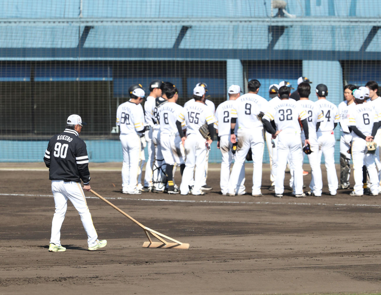 シート打撃が終わり、グラウンドの土をならす小久保監督（撮影・梅根麻紀）
