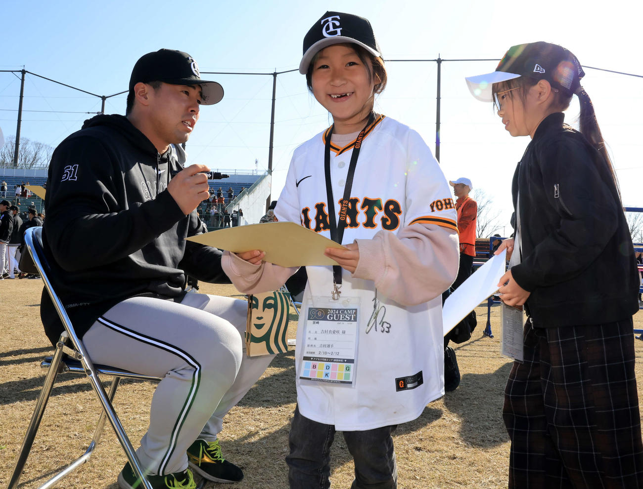 巨人2軍3軍合同紅白戦後、子どものファンにサインする浅野（撮影・浅見桂子）