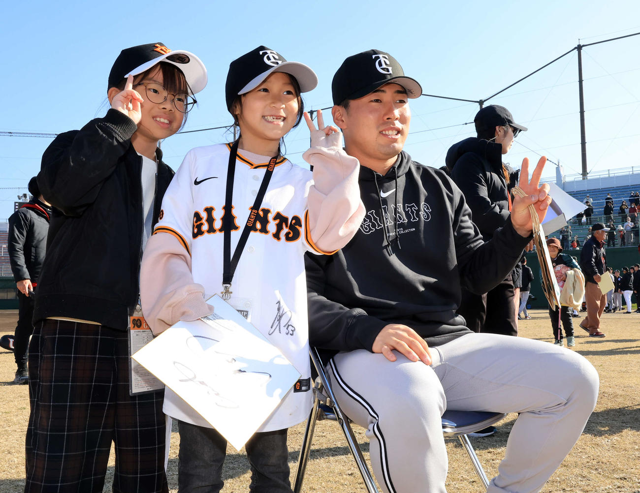 巨人2軍3軍合同紅白戦後、子どものファンと記念撮影する浅野（撮影・浅見桂子）