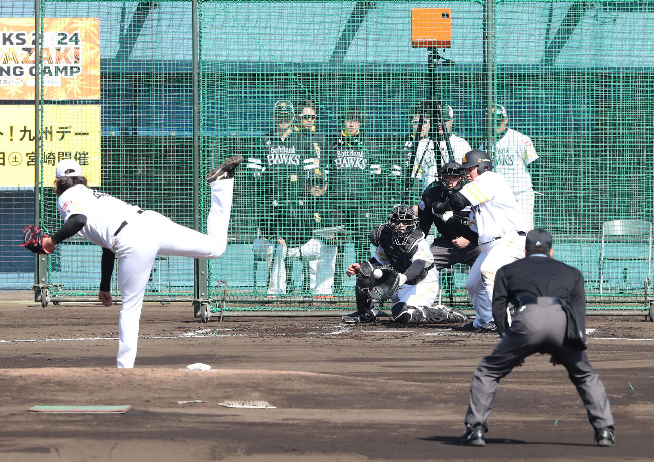 シート打撃で見逃し三振に終わる山川（撮影・梅根麻紀）