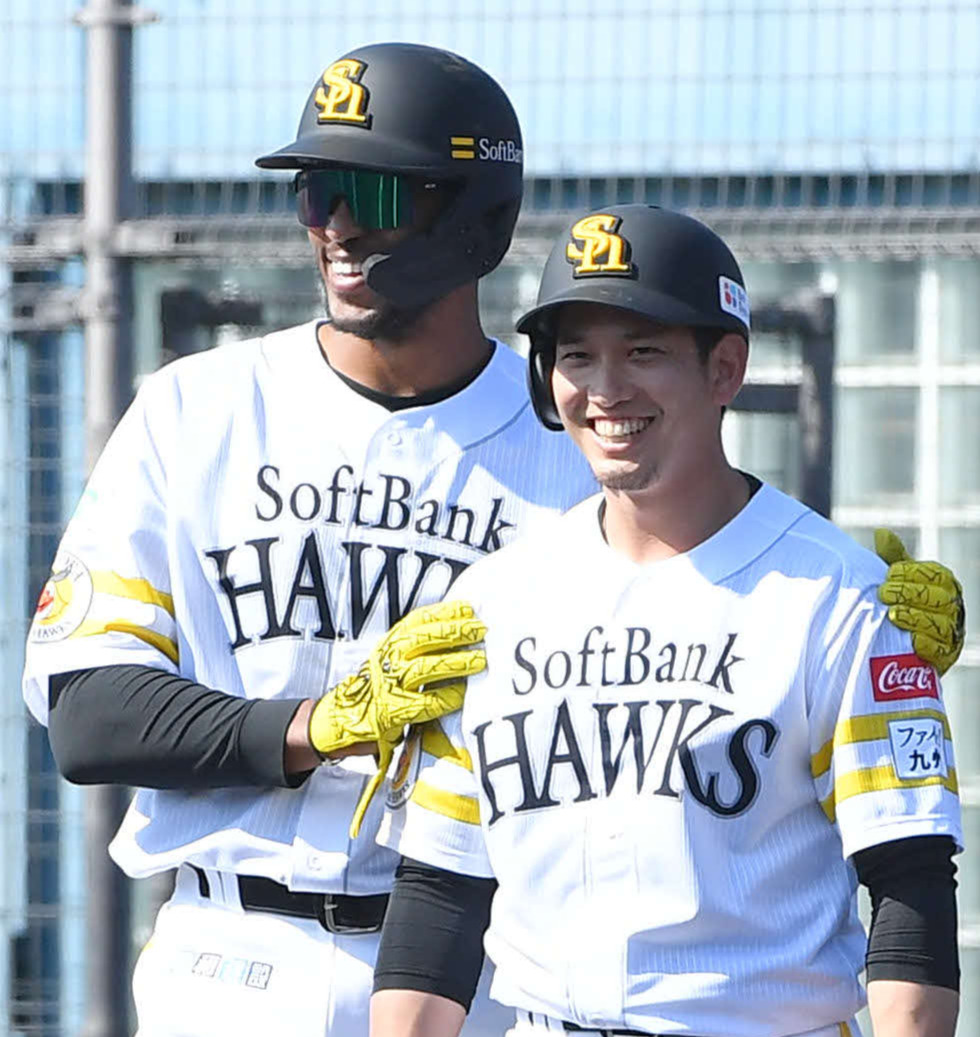 シート打撃で移籍後初安打を放ったウォーカー（左）は笑顔で栗原の肩をもむ（撮影・岩下翔太）