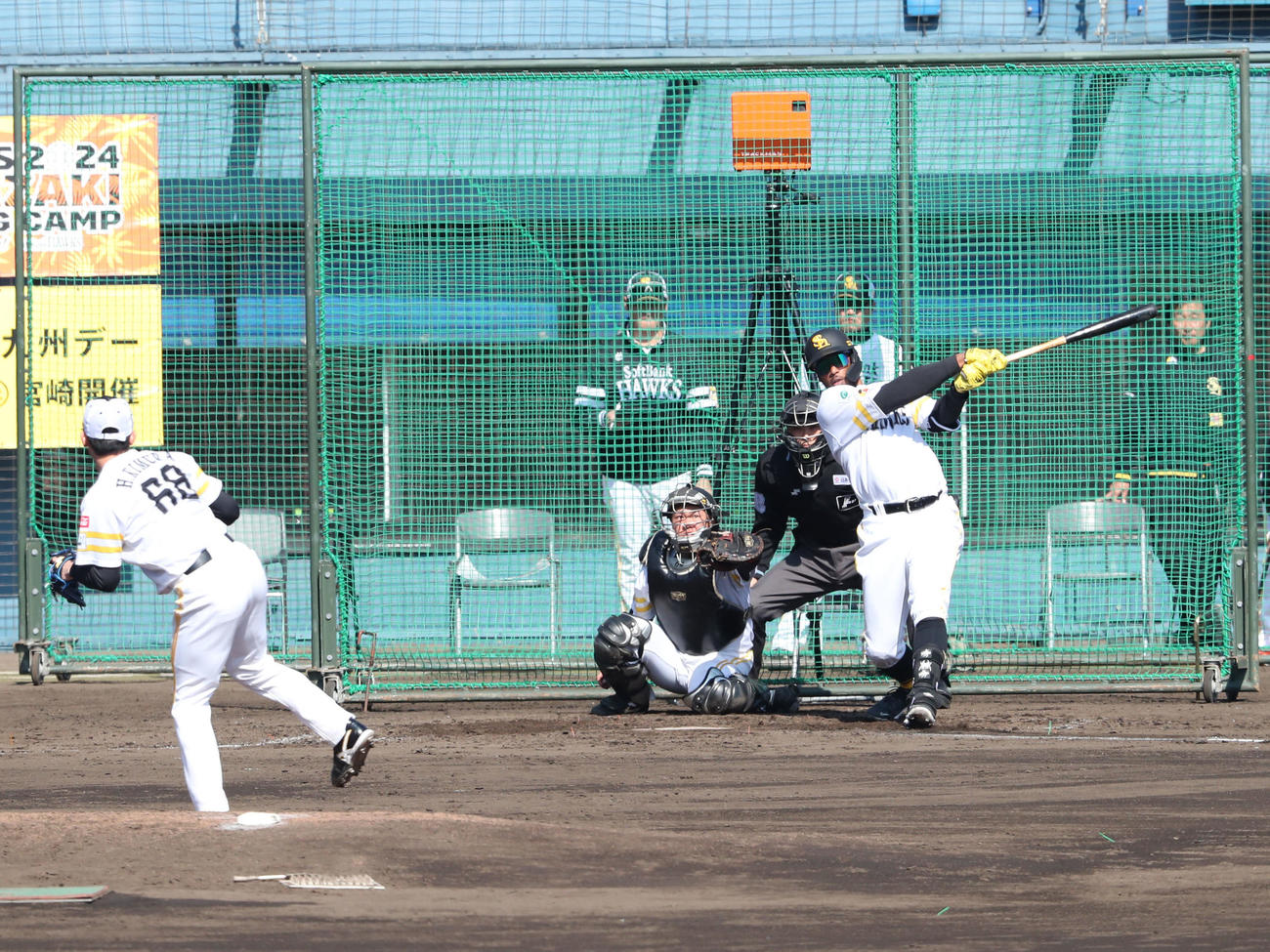 シート打撃で左前安打を放つウォーカー（撮影・梅根麻紀）