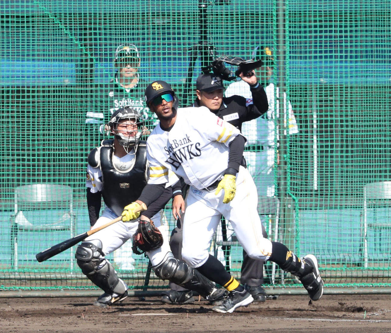 シート打撃で左前安打を放つウォーカー（撮影・梅根麻紀）