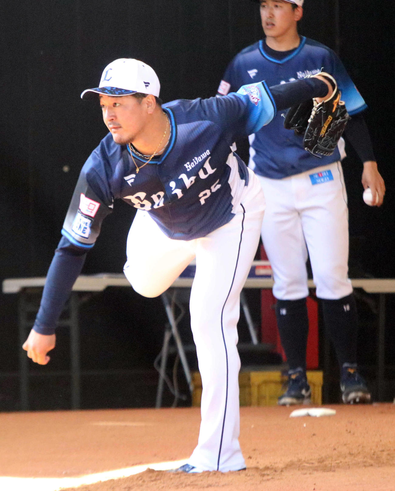 ブルペン入りした西武平井（撮影・山崎純一）