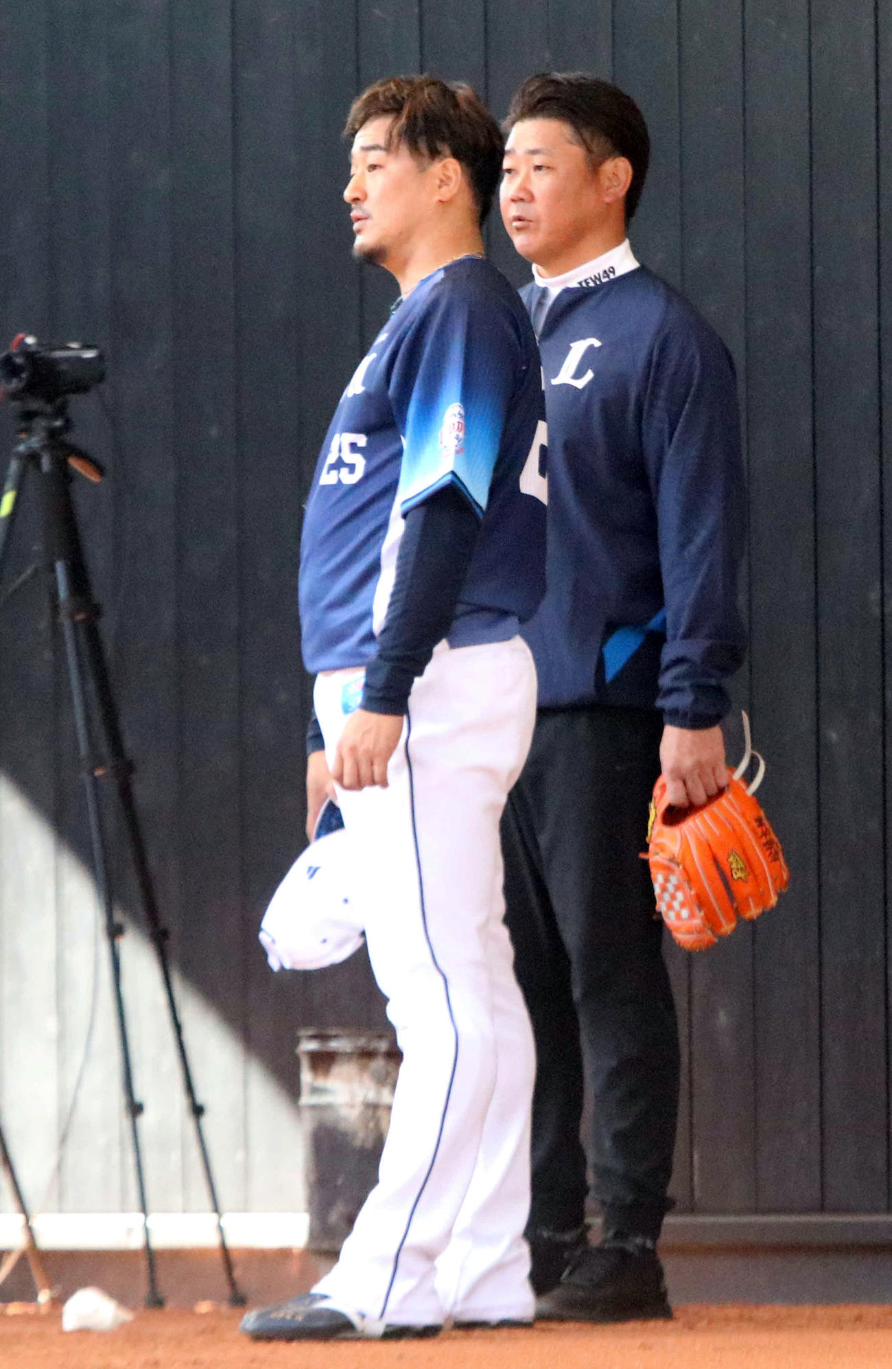 ブルペンで会話する西武平井（左）と臨時投手コーチの松坂氏（撮影・山崎純一）