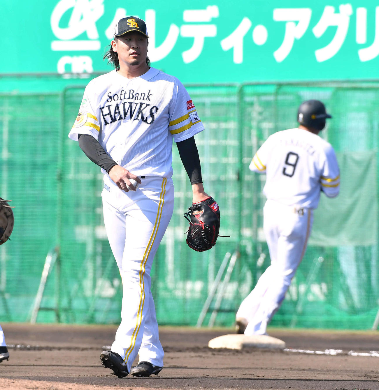 シート打撃で柳田（右）を一ゴロに抑えたソフトバンク杉山（撮影・岩下翔太）