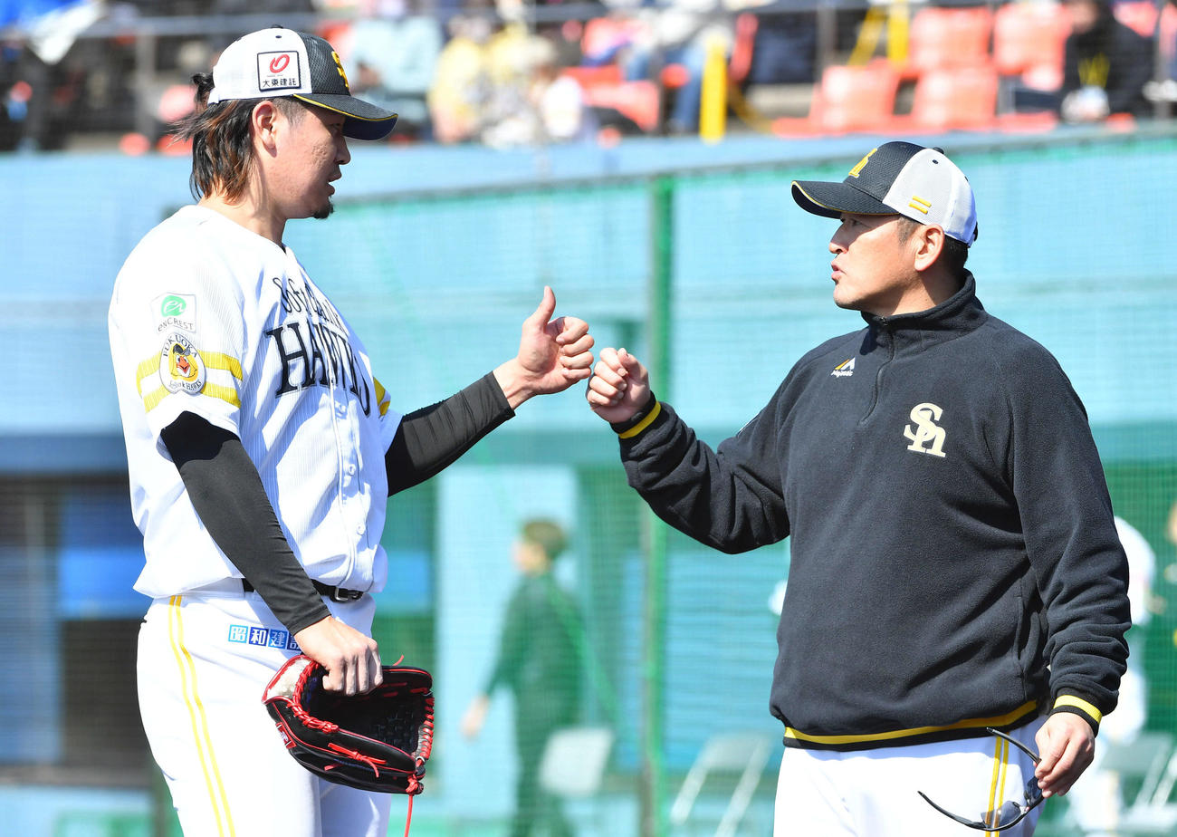 シート打撃の登板を終えた杉山（左）とグータッチを交わすソフトバンク倉野コーチ（撮影・岩下翔太）
