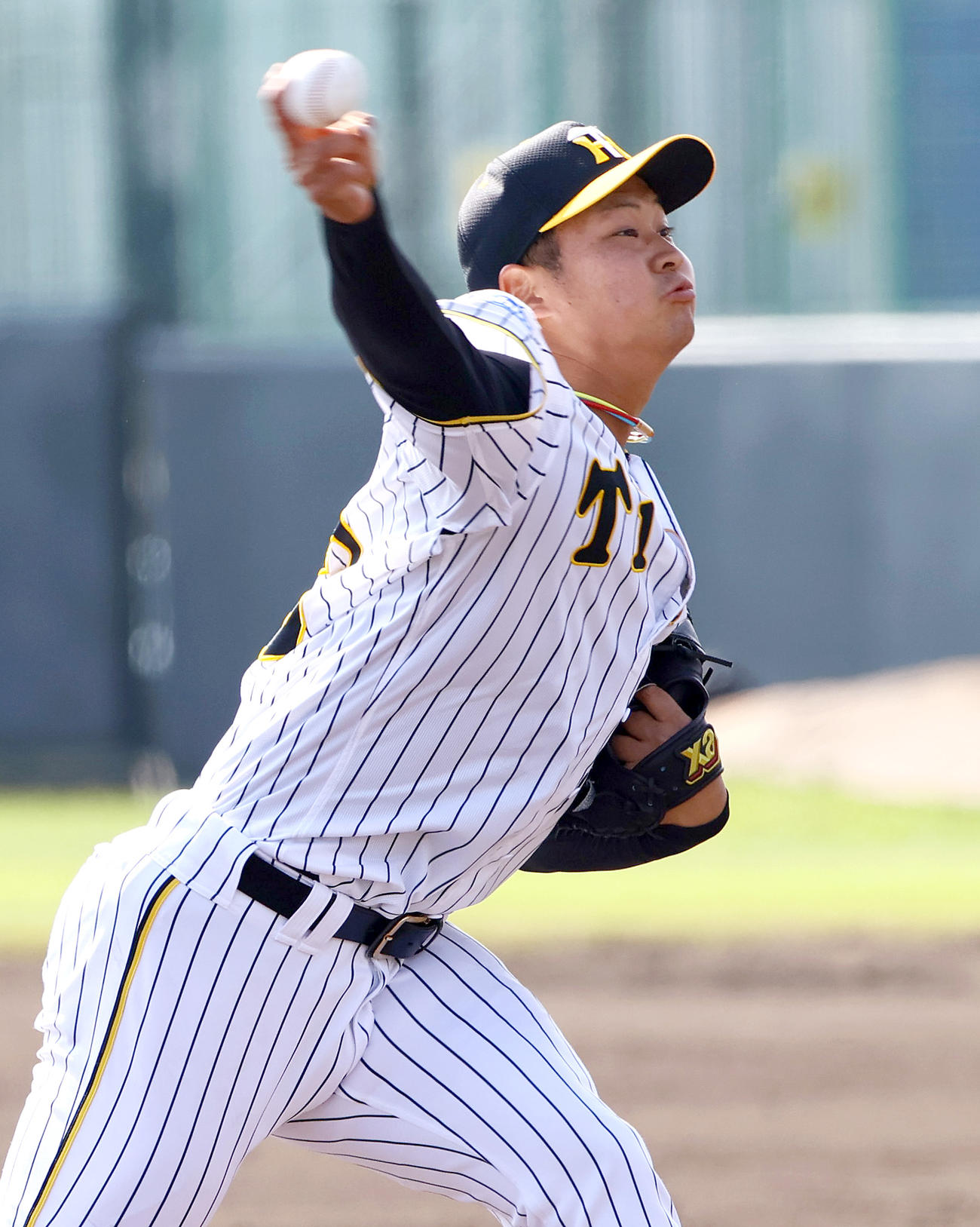 紅白戦　7回に登板する白組の松原（撮影・上山淳一）