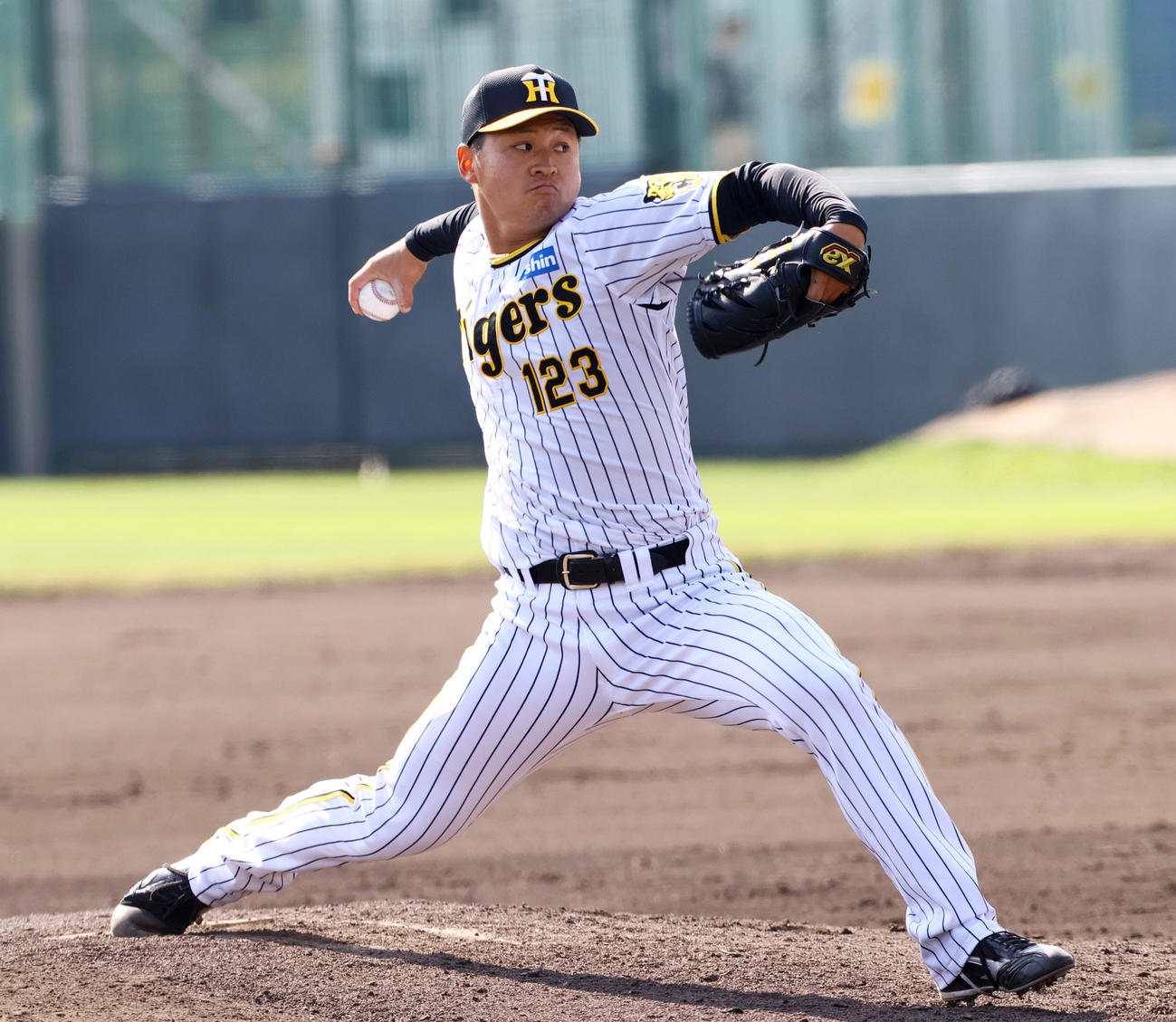 紅白戦　7回に登板する白組の松原（撮影・上山淳一）