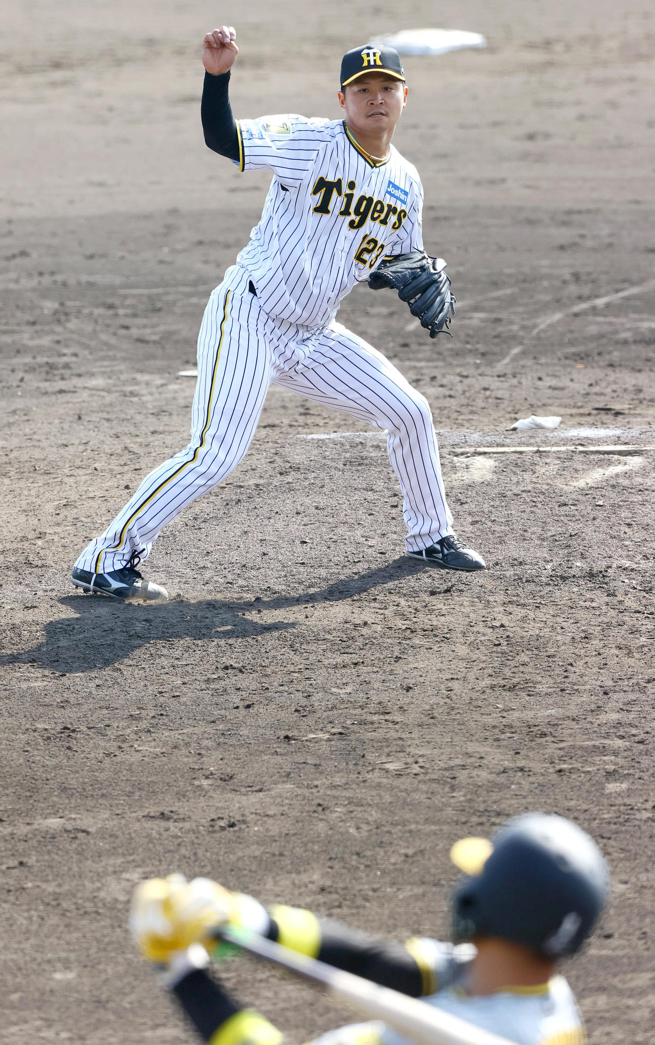 紅白戦　7回に登板する白組の松原（撮影・上山淳一）