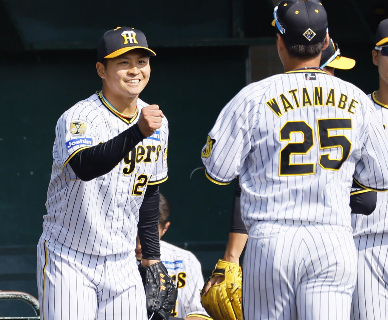 紅白戦　7回を終え、笑顔でナインを迎える松原（左）（撮影・藤尾明華）