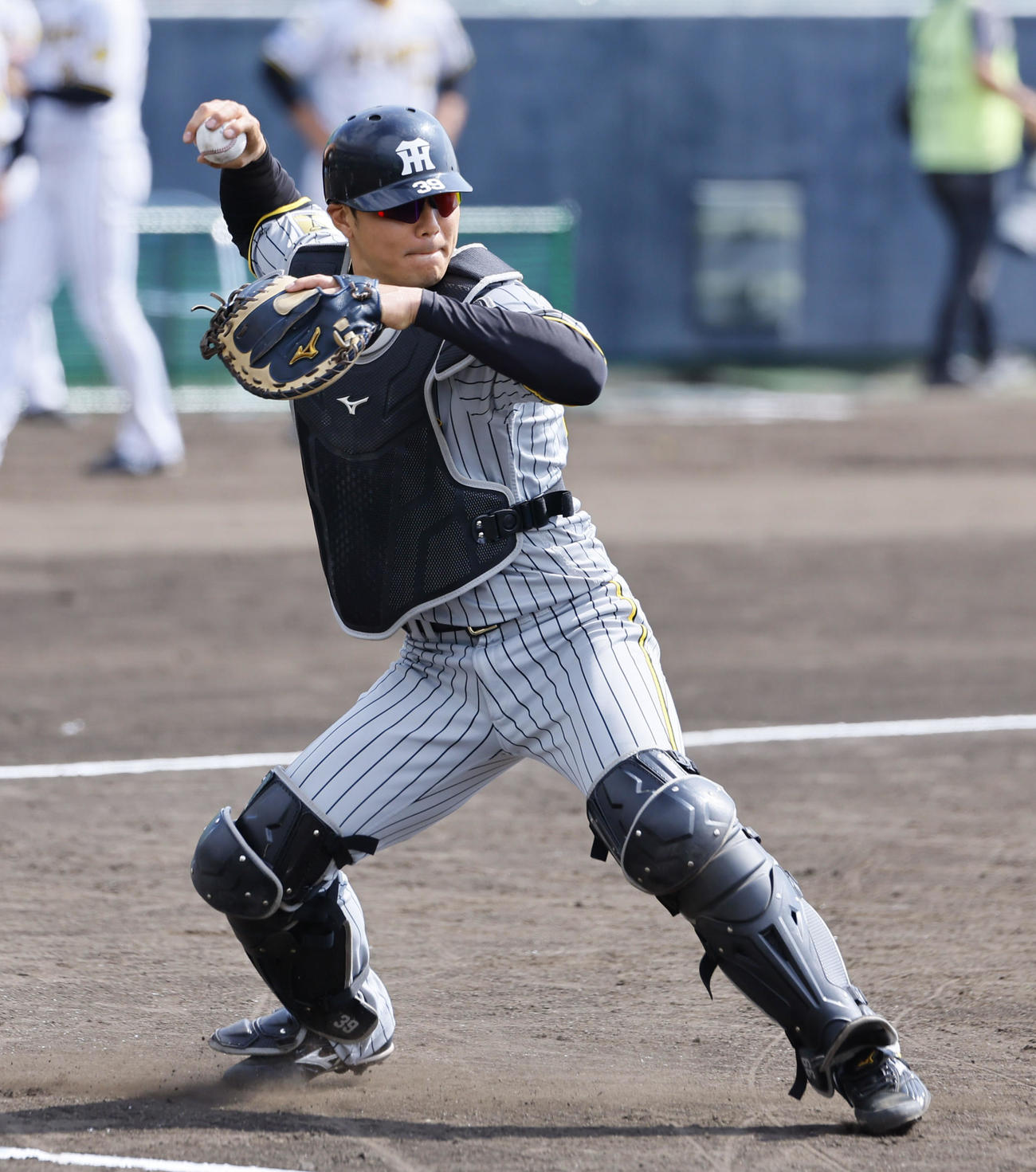 シートノックで送球する栄枝（撮影・藤尾明華）