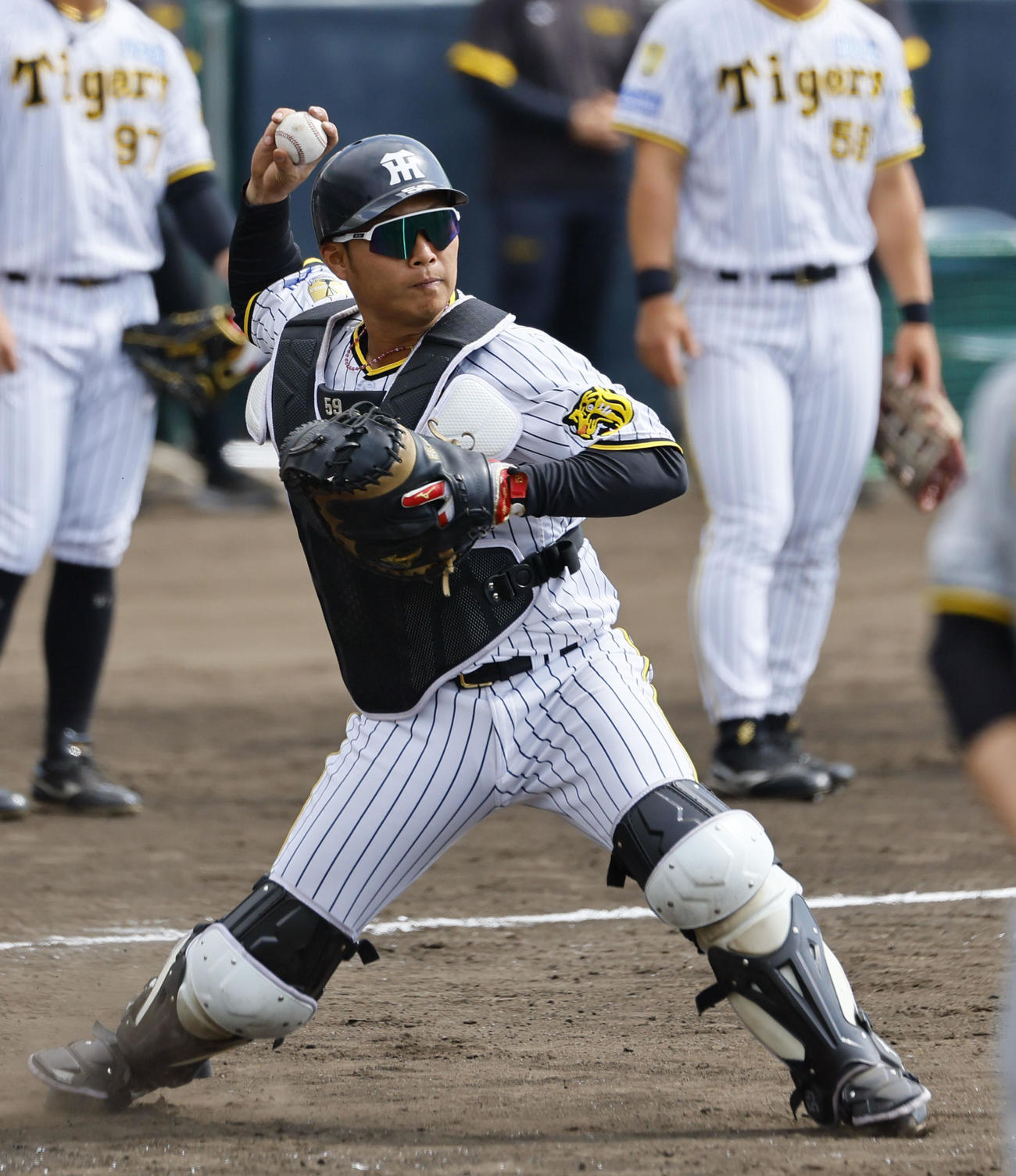 紅白戦　シートノックで送球する藤田（撮影・藤尾明華）