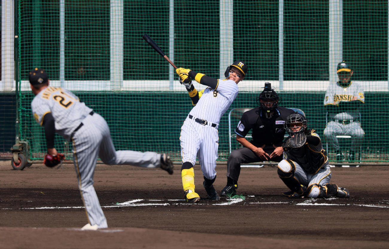 紅白戦　1回裏白組無死、佐藤輝は右越えソロ本塁打を放つ。投手は秋山（撮影・加藤哉）