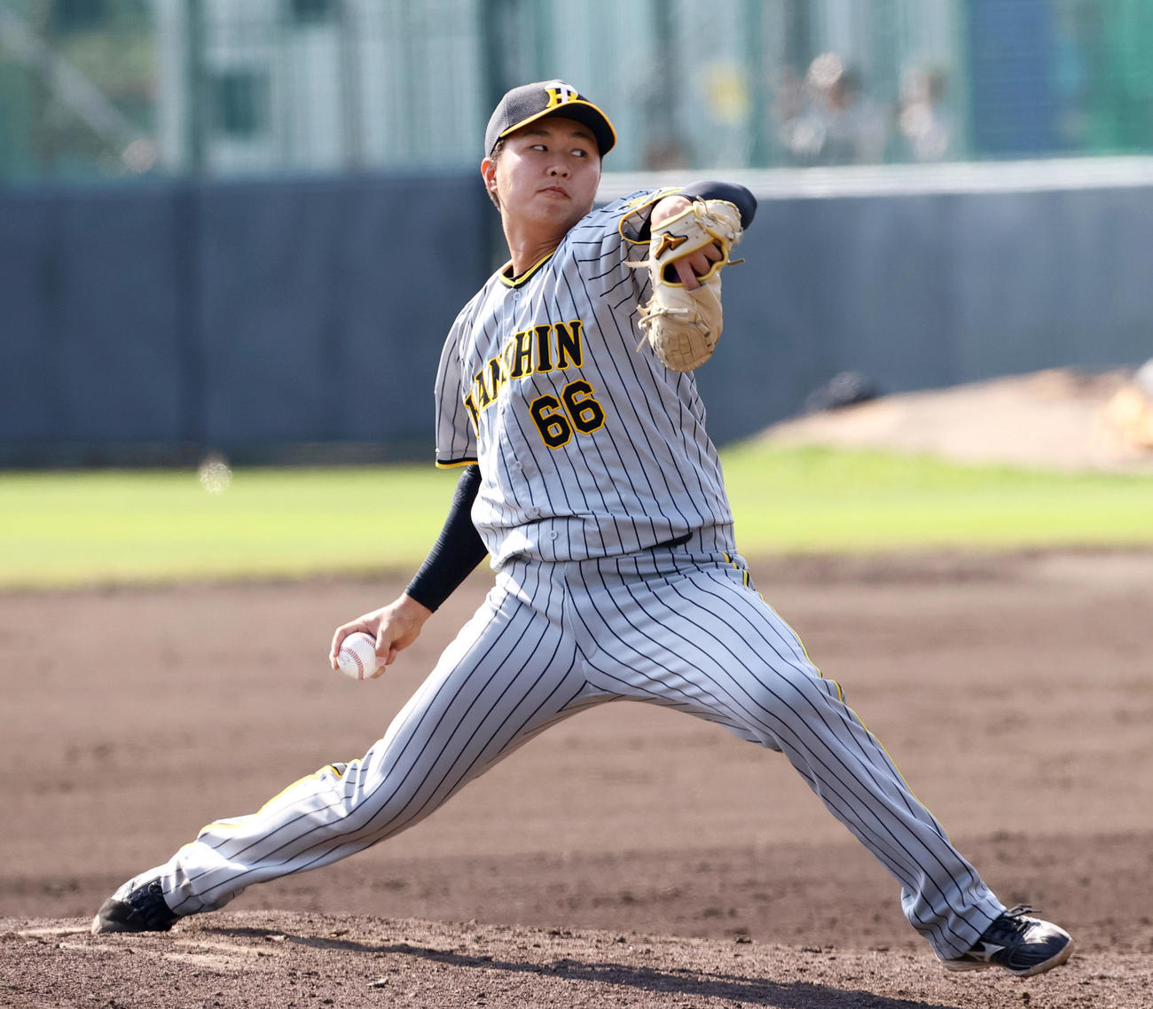 紅白戦　6回裏、紅組4番手で登板する津田（撮影・上山淳一）