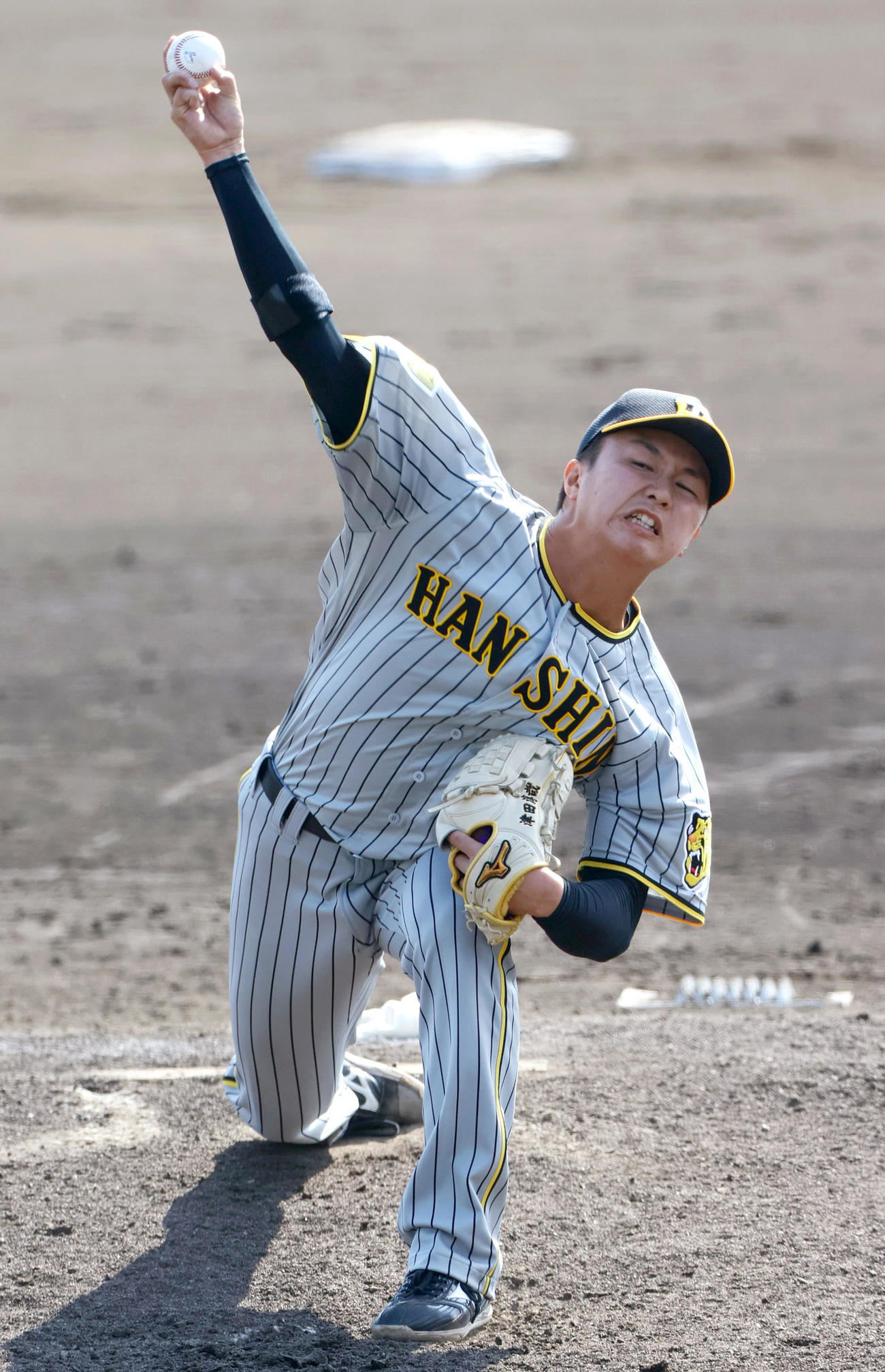 紅白戦　6回裏、紅組4番手で登板する津田（撮影・上山淳一）